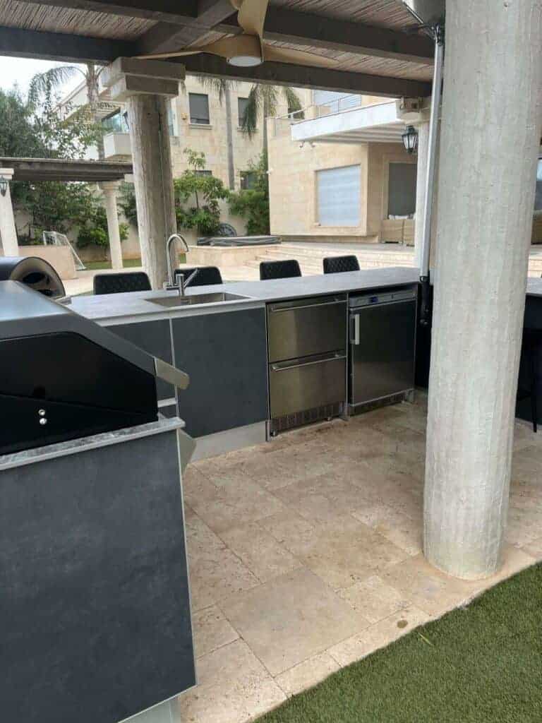 מטבח חוץ בצורת ח עם משטח עבודה
